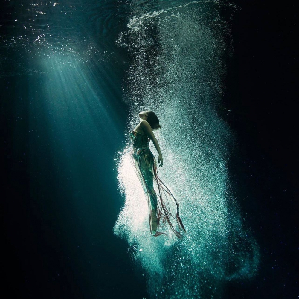 Julie Gautier攜手Iris van Herpen合作演出2023春夏高級訂製系列水中舞蹈影片