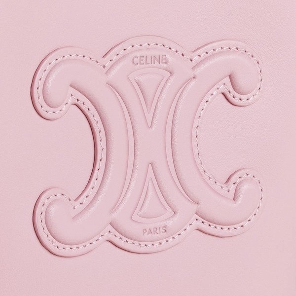 包身正面的招牌凱旋門設計。