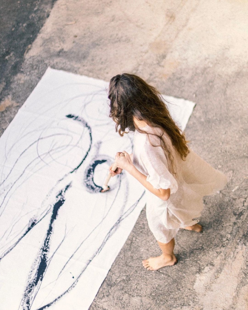 筆觸彷彿化作如微風般清新的仲夏氣息