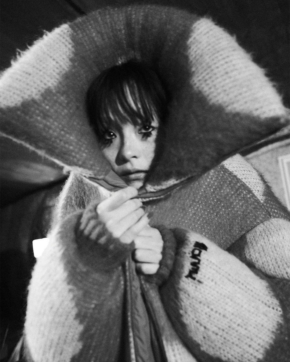 以雀斑、厭世臉收服時尚界的Serena Motola。
