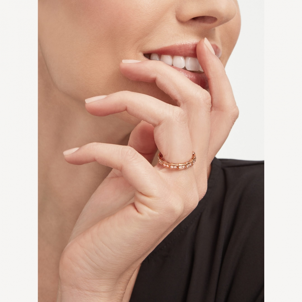 一層層炫目的設計展現蛇鱗的珍貴之美