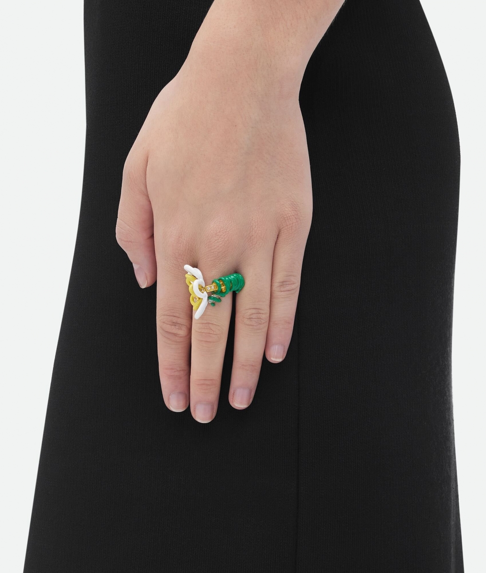 趣味十足的時髦戒指。