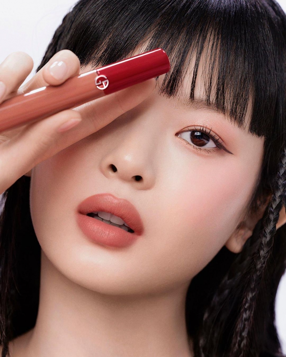 Hanni青春動人，任何甜美唇色都可以放膽使用。