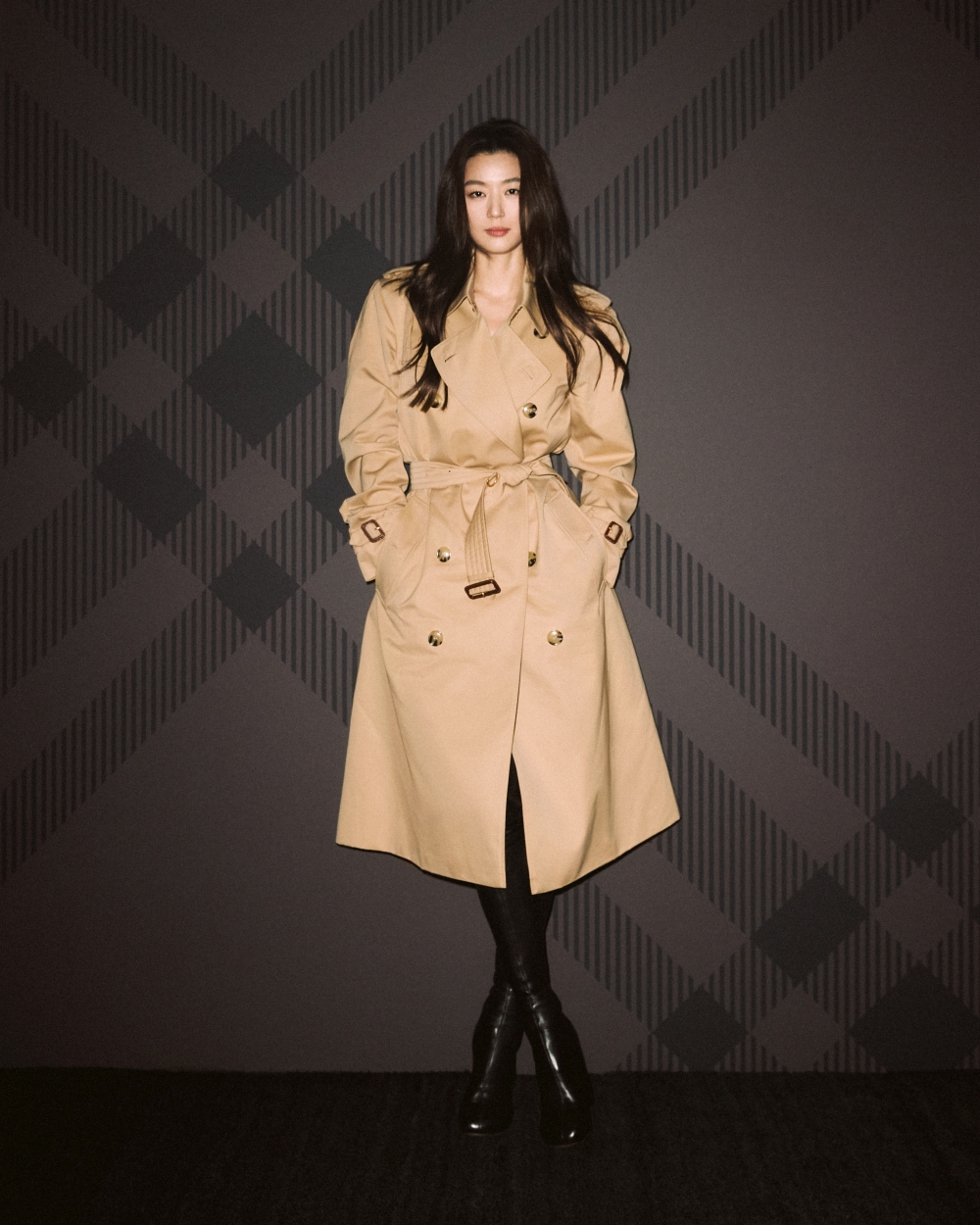 全智賢身穿Burberry Heritage Trench卡其色長版經典雙排扣風衣