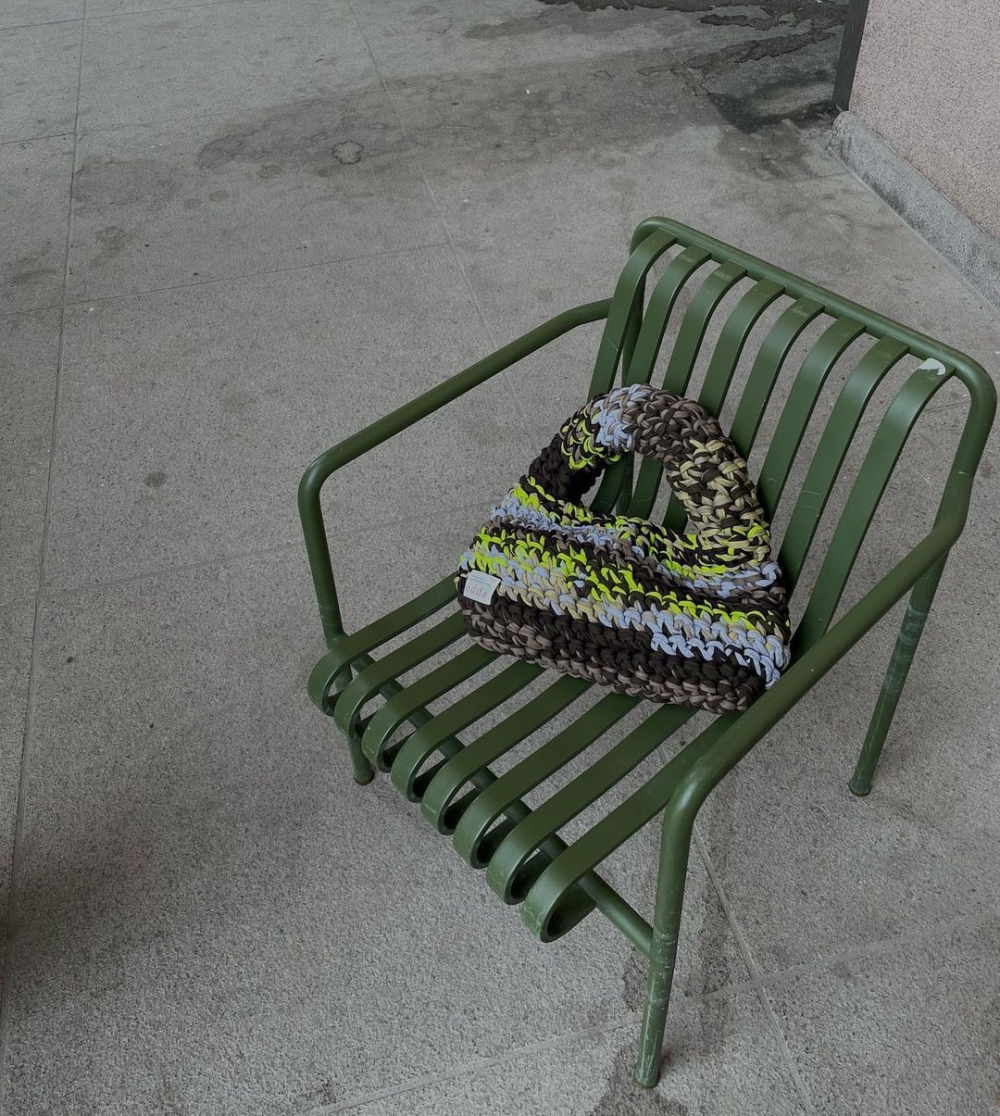 品牌所推出的時髦針織包。