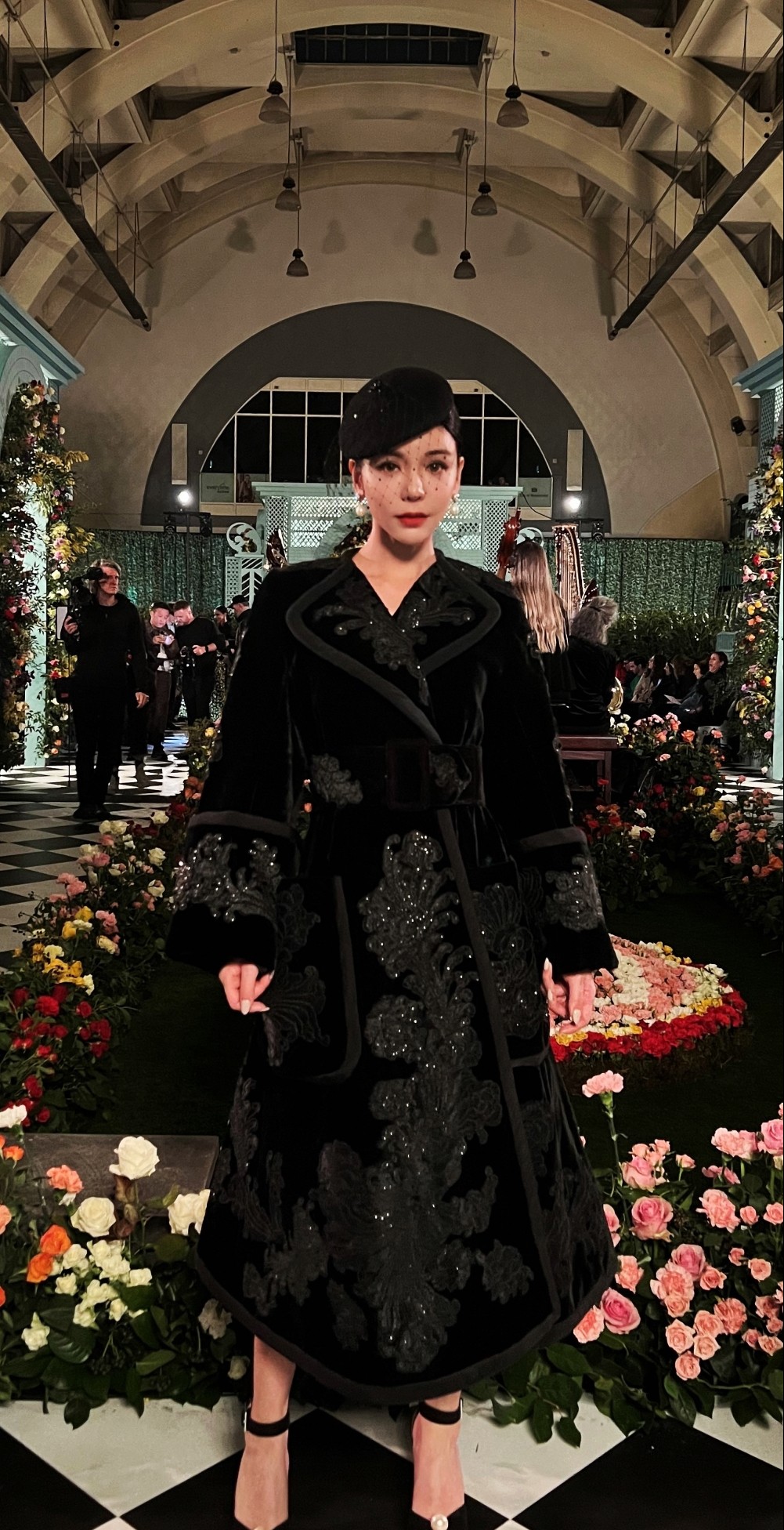 Tia穿上理查奎因今年春季系列的刺繡外套出席品牌秀。