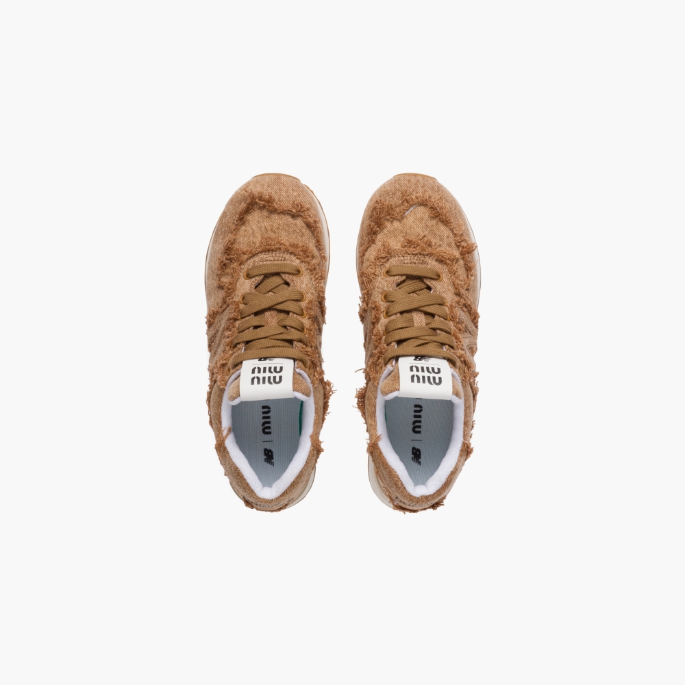 採用大理石紋干邑色丹寧布