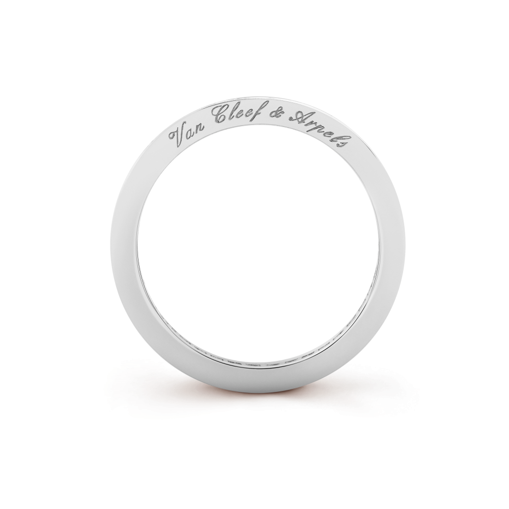 間單的造型詮釋愛情的純潔