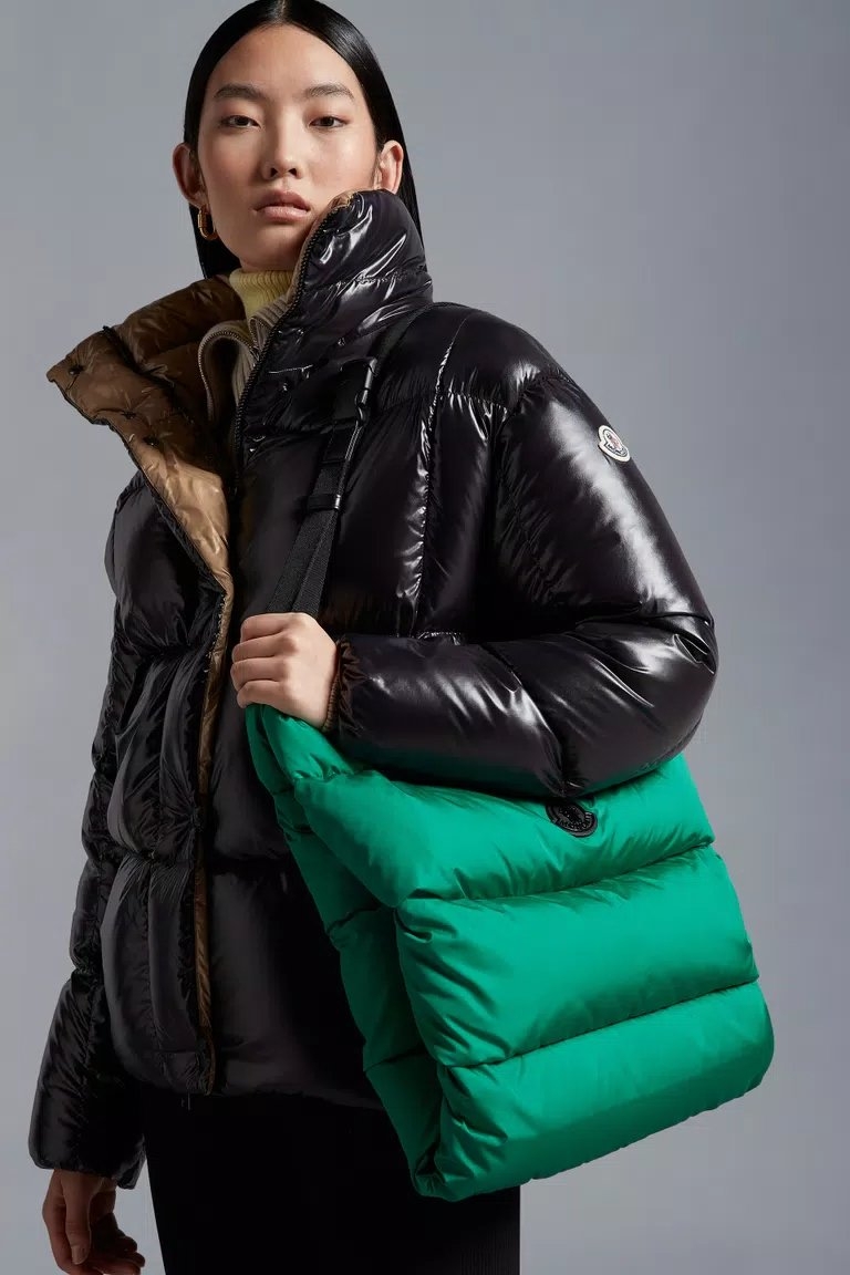 大容量的手袋在日常時方便攜帶。