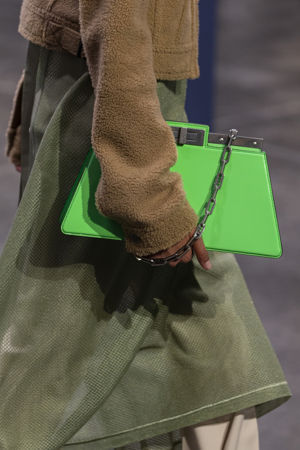 除了優雅素色之外,還有螢光綠色和粉紅色的俏皮版本