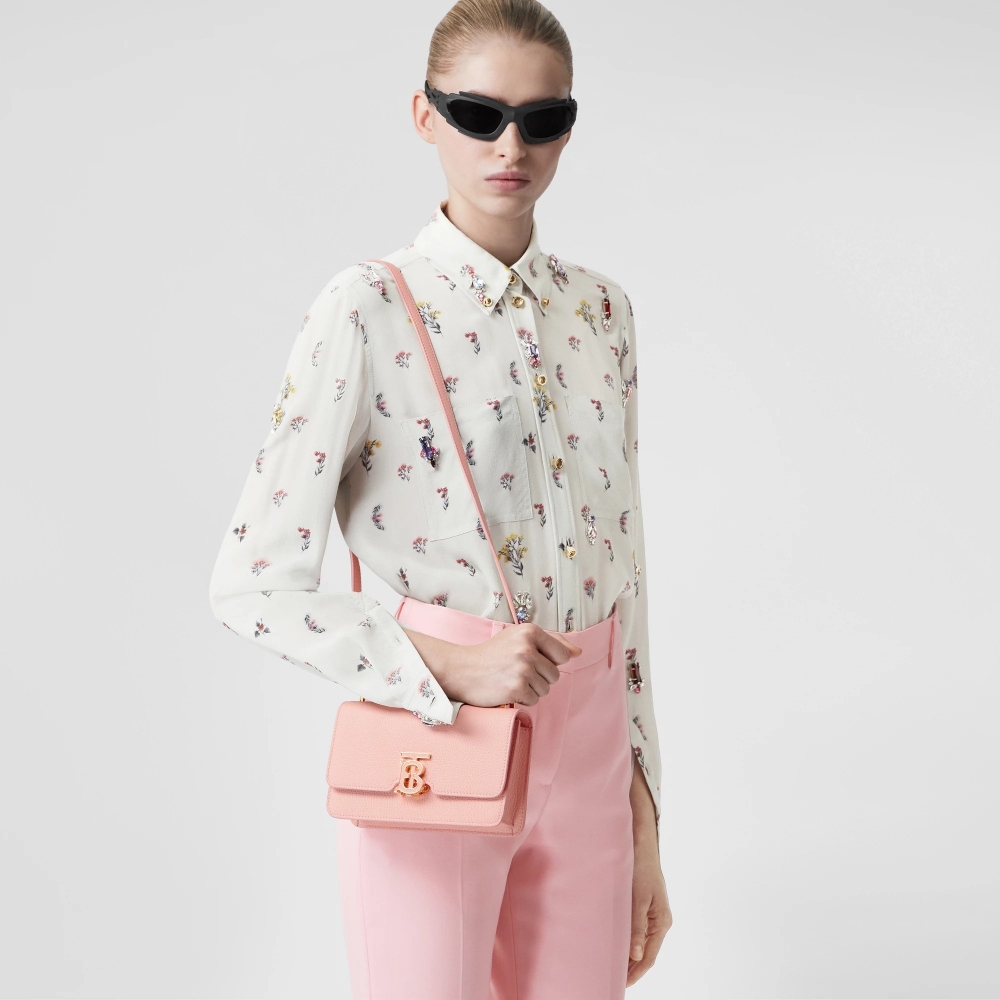 模特兒演繹Burberry Grainy Leather Mini TB Bag。