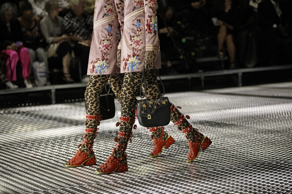 還有推出雙色的時髦設計。