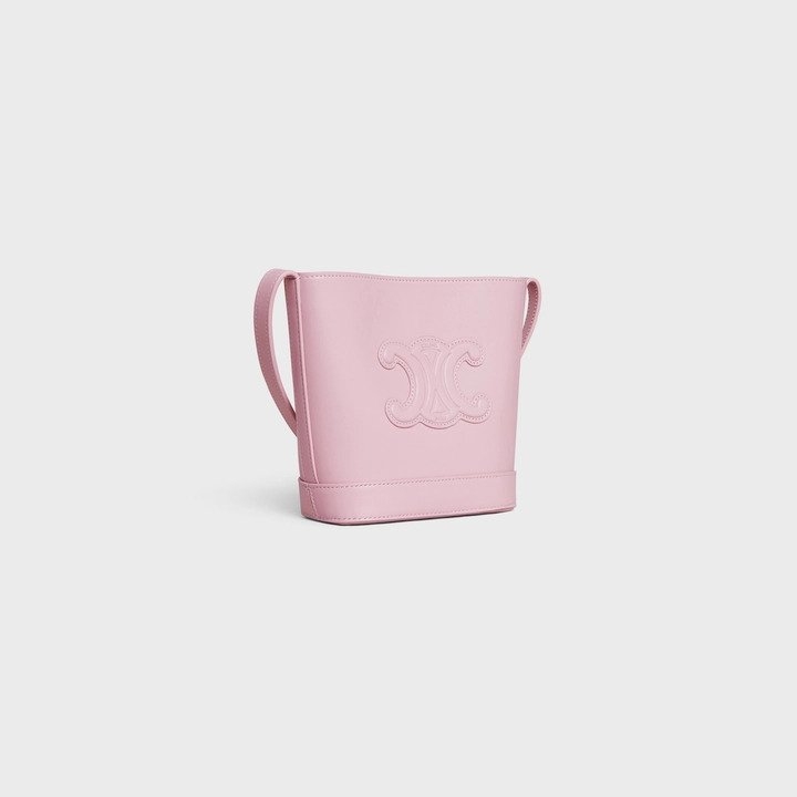 簡約流暢線條另包身呈現優雅姿態。