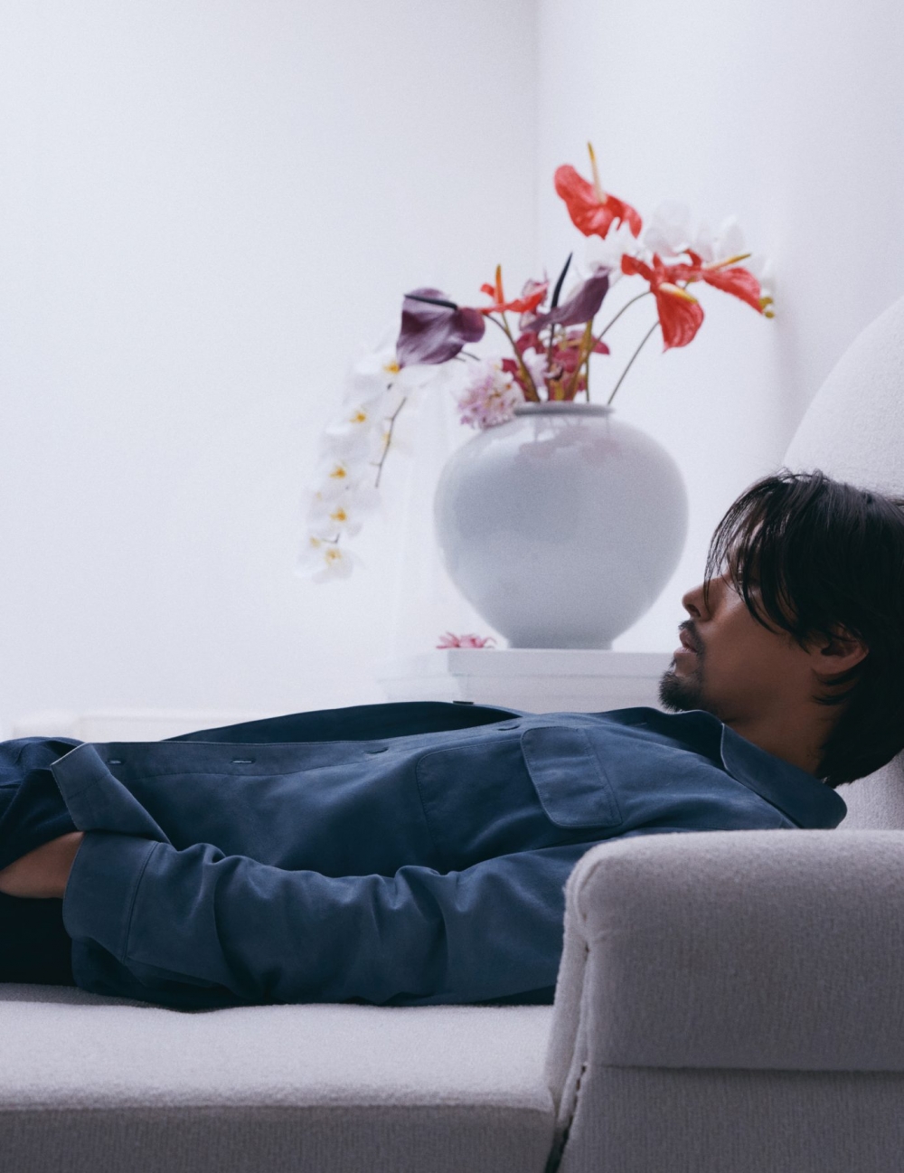 穿著藍色上衣的他，將品牌詮釋出新風貌。