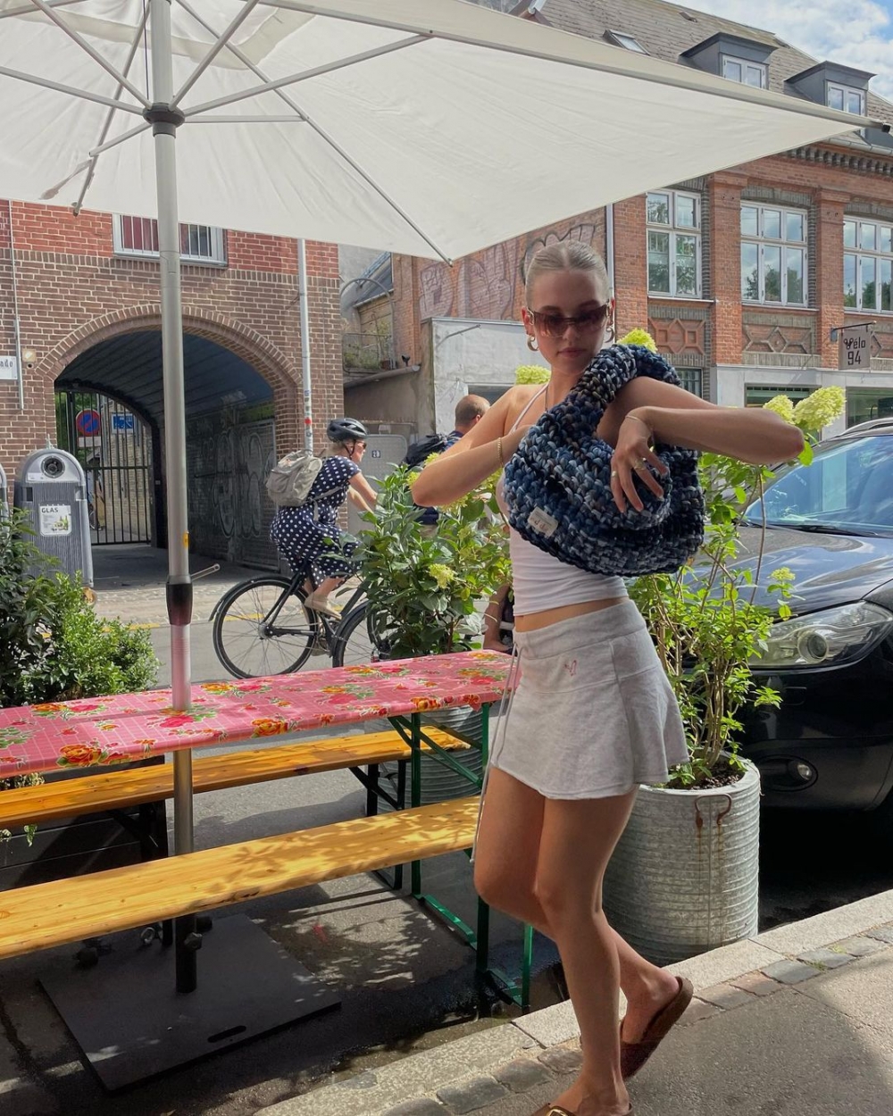 在春夏時搭配在穿搭中也十分適合。