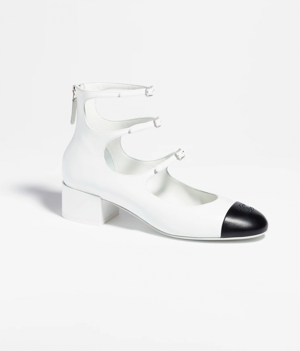 白色低跟的Mary Janes。
