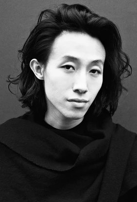 在時尚界闖出一片天的Robert Wun。