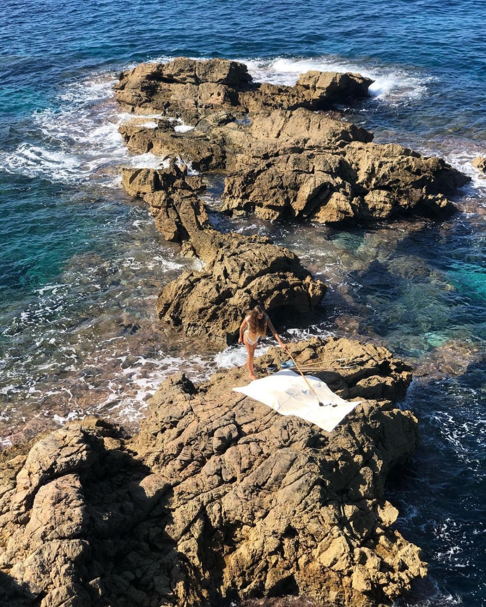 美麗海島礁石、寬廣的草地都化作她的畫室