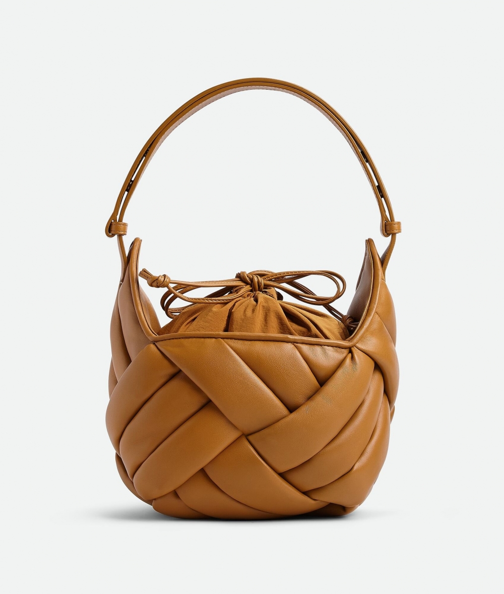 焦糖棕款式的Medium Helmet Shoulder Bag。