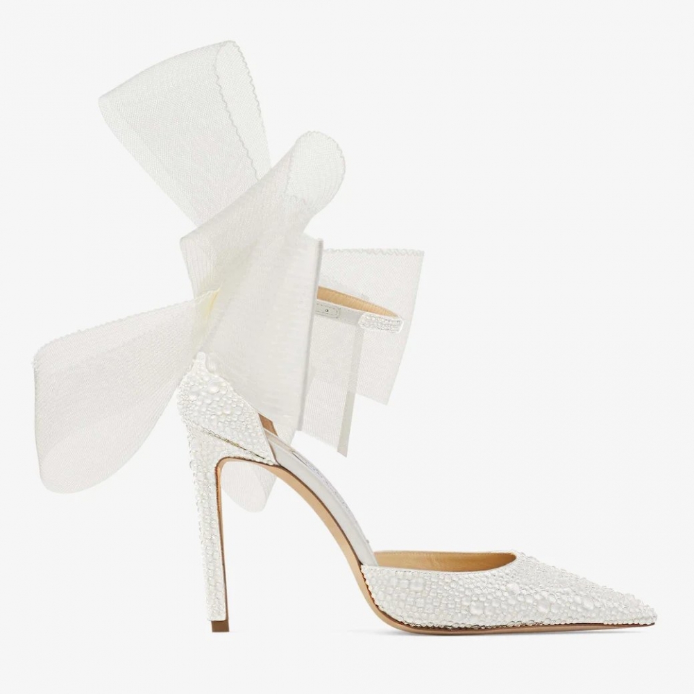 有著大蝴結設計的Jimmy Choo Averly 100。