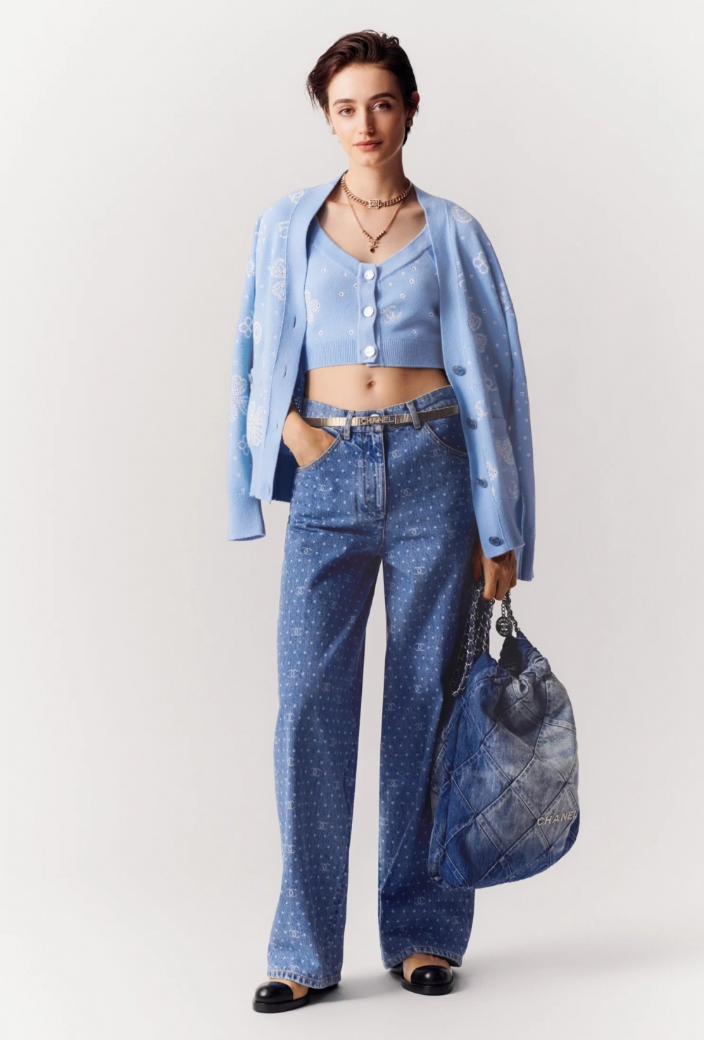 淺藍色的CHANEL Jeans。