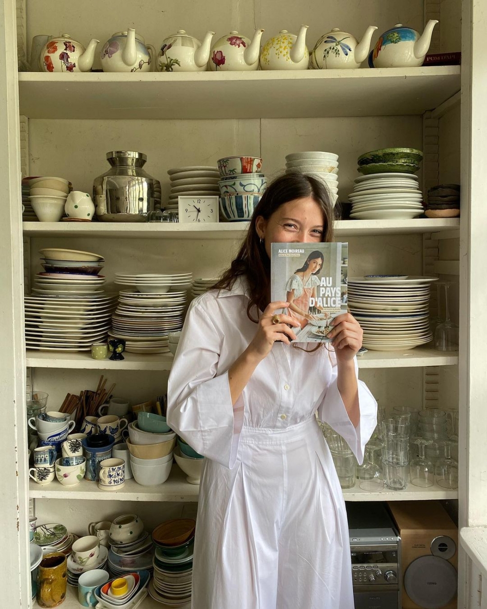更曾出版烹飪書《Au pays d'Alice》。