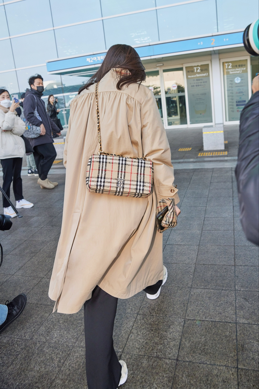 她將Burberry的經典單品穿出時髦感。