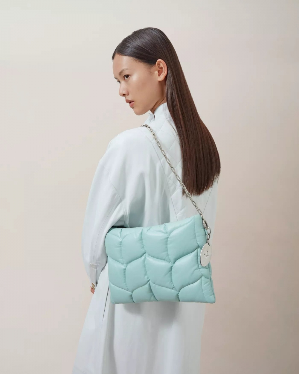 眾多品牌都紛紛推出療癒感滿分的「Puffer Bag」。