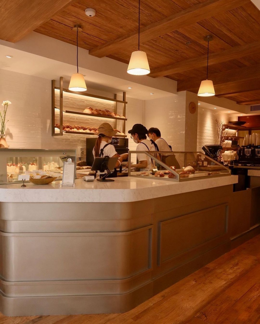 步入店內能看見有著復古的玻璃櫃。