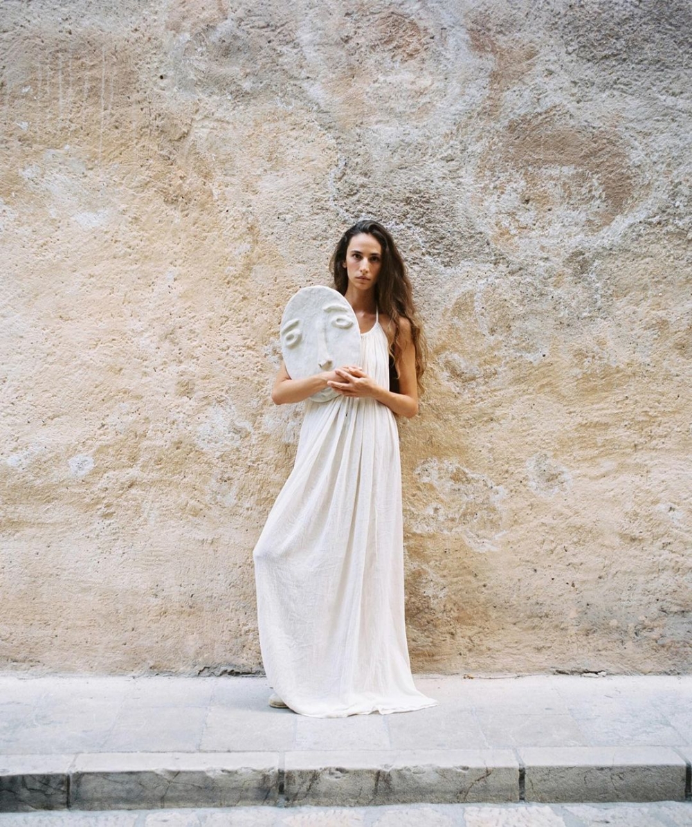 以離群索居的方式過著極致自由的愜意生活