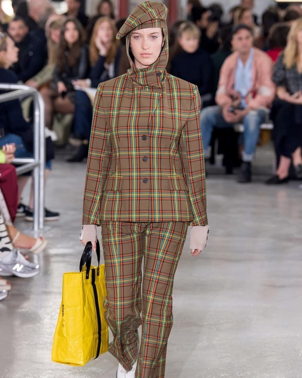 她為AALTO走上時尚伸展台。