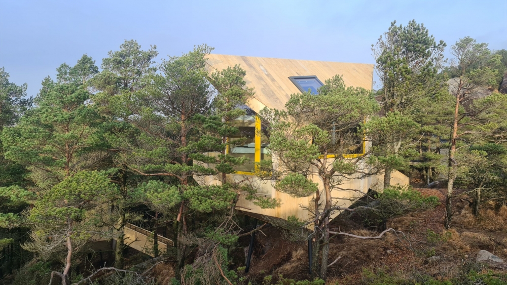 木屋與周圍大自然環境融為一體。