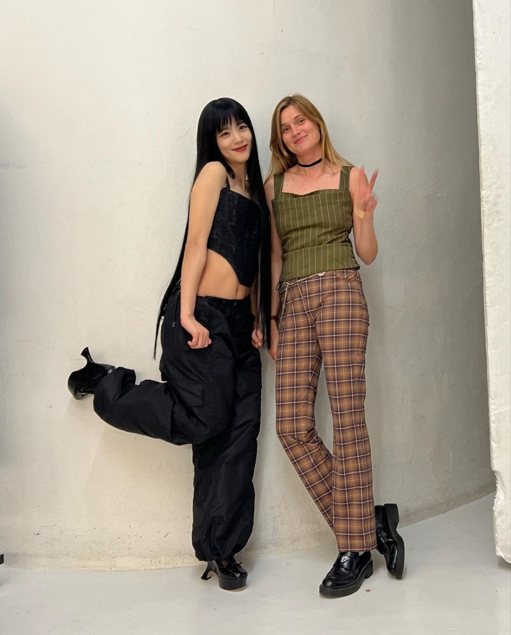 Jisoo一頭長髮隨風飄逸