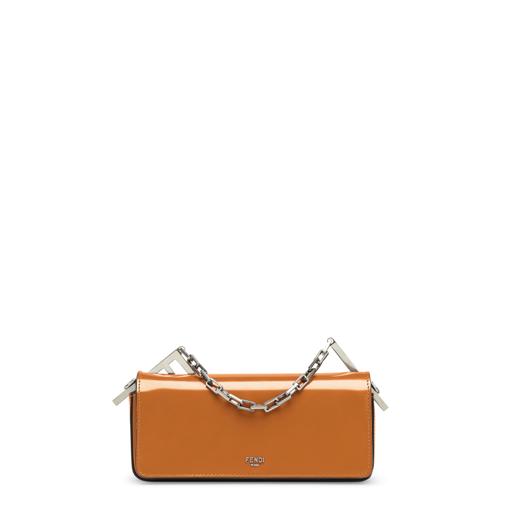 可用作肩背也可以當作時尚的手提包