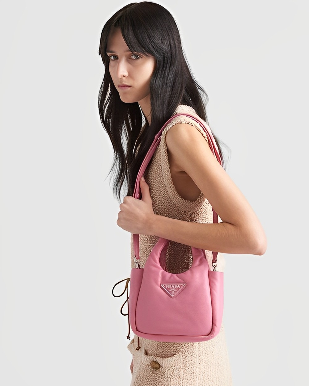 除了能手提也能肩背。