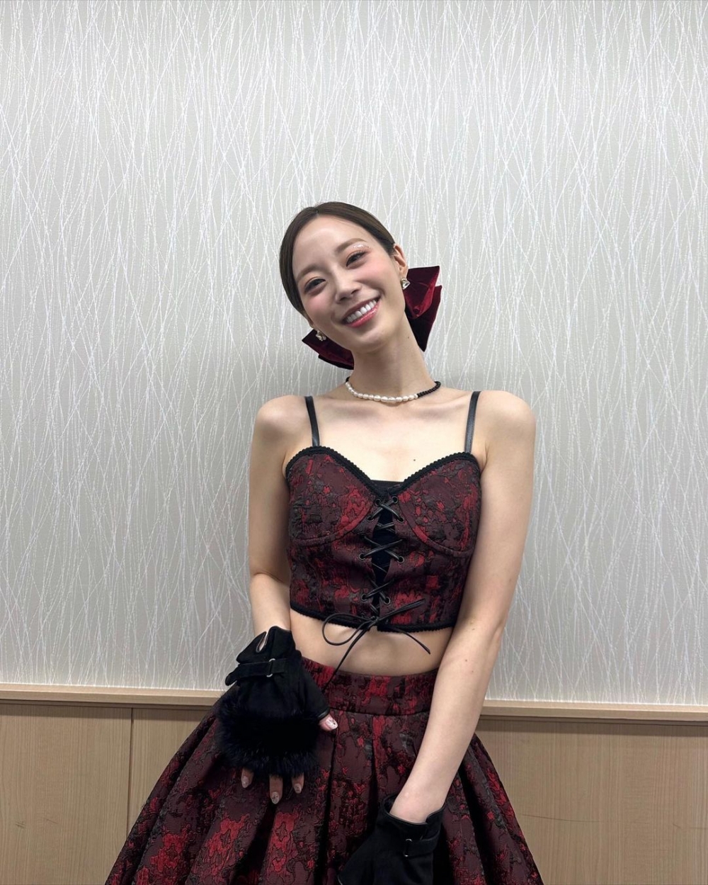 酒紅色蝴蝶結髮飾搶盡風采