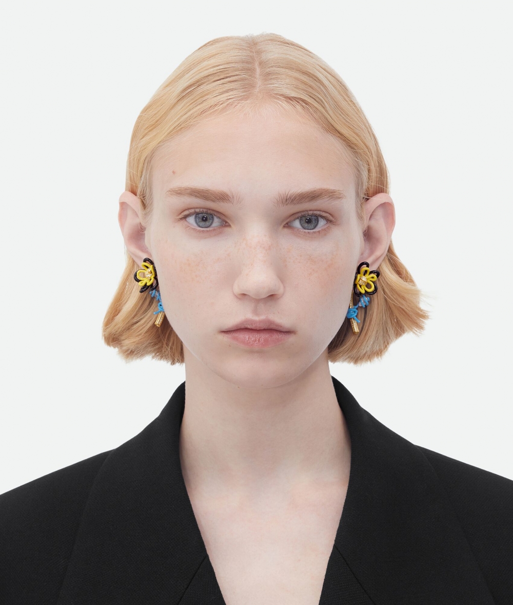 搭配在穿搭中也非常有造型。