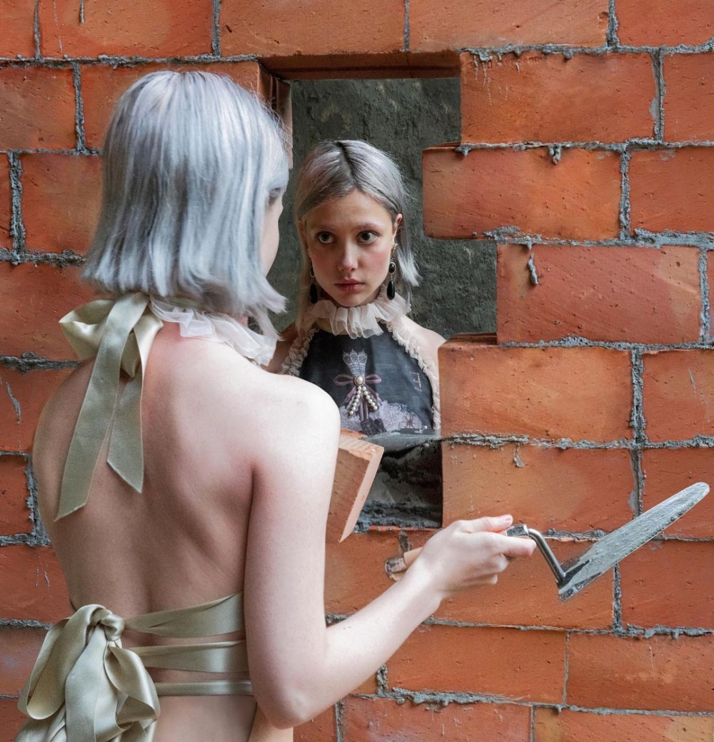 以拍攝超現實照片而聞名,將自己化作魔幻世界裡的主角