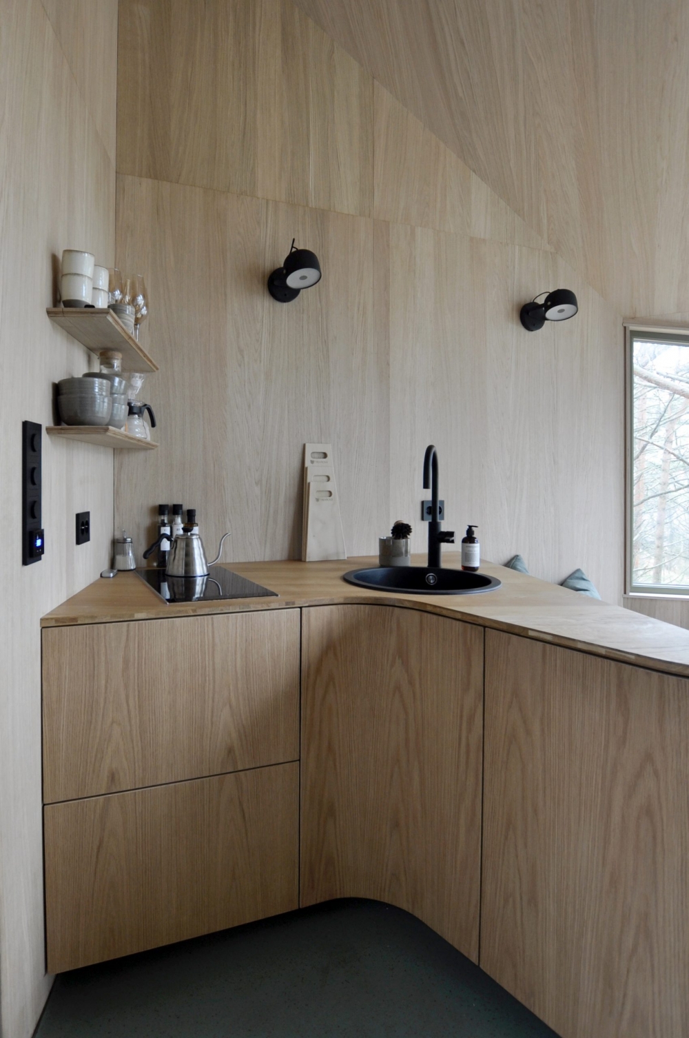 迷你廚房,配有水槽、爐灶和冰箱。