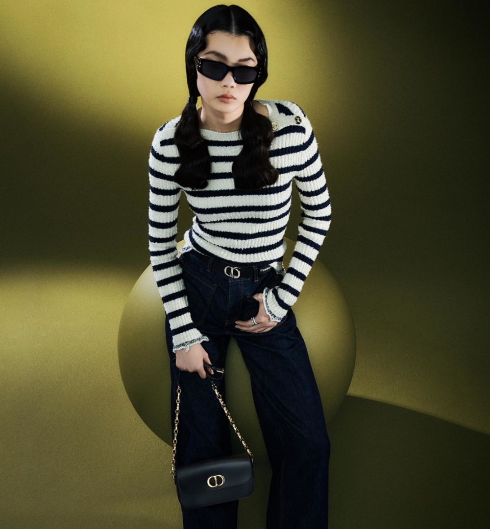 弧形線條妥妥地展演出屬於Dior的知性與典雅氛圍