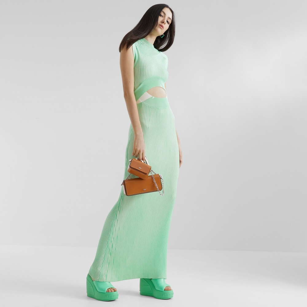 隨附的金屬鏈條能勾在另一款手袋、腰帶或纏繞在手腕上