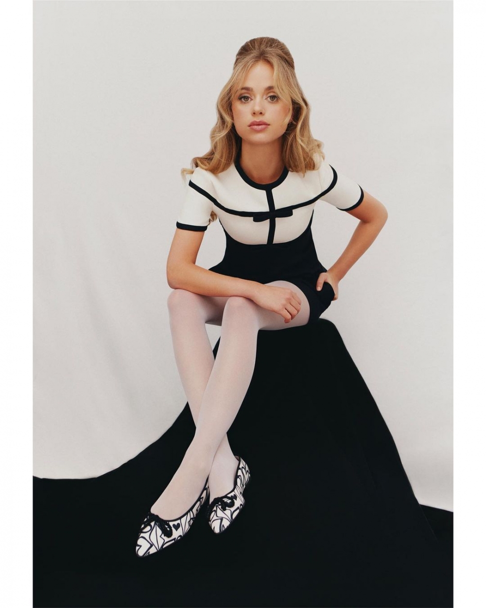 身穿Maison Valentino 2023系列黑白色小洋裝