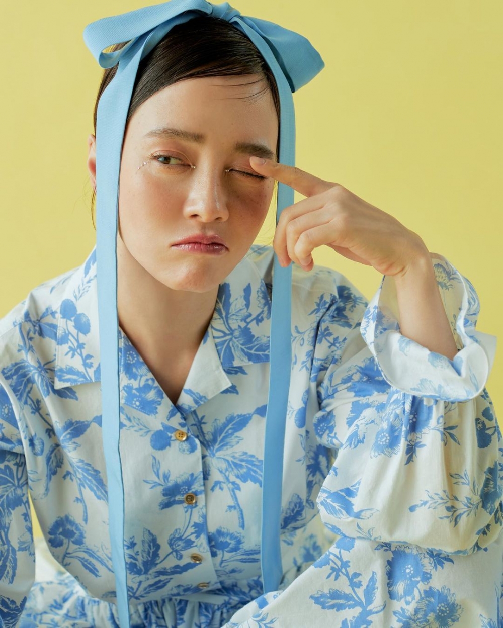 以緞帶點綴如夢似幻的花朵印花裙