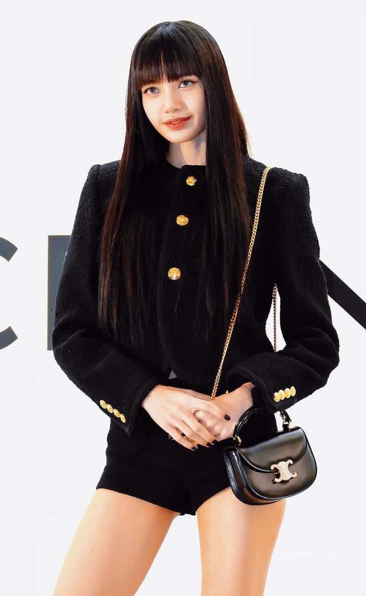 手袋的挑選是BESACE TRIOMPHE迷你版本黑色款。