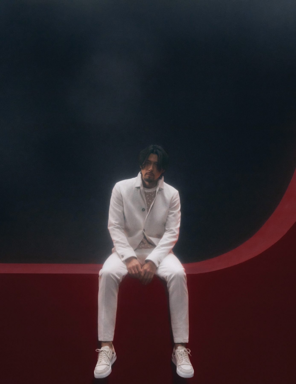 一身白色的服裝彷彿化身成白馬王子。