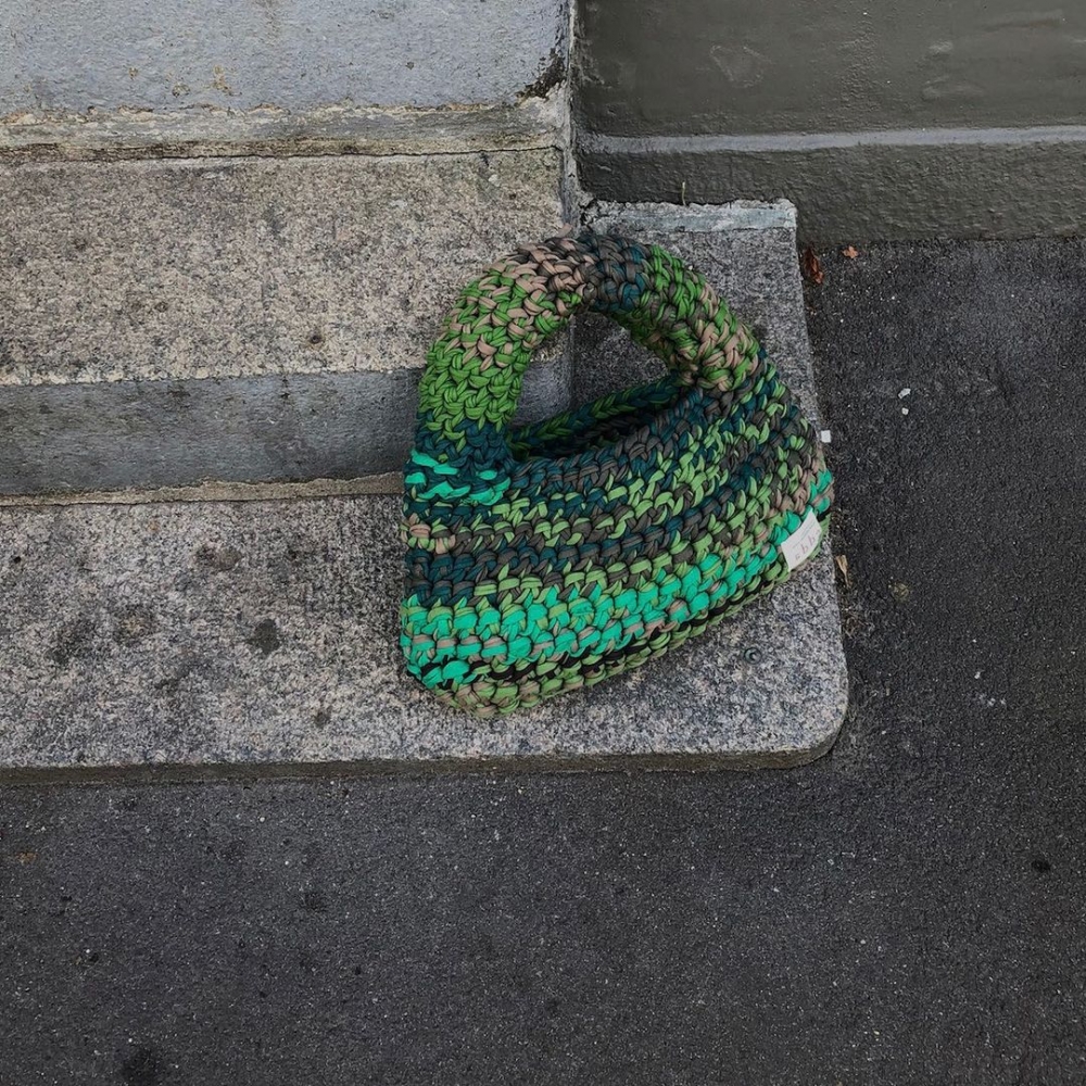 在這裡你所購買到的每一個手袋不一定能再買到一樣的款式。