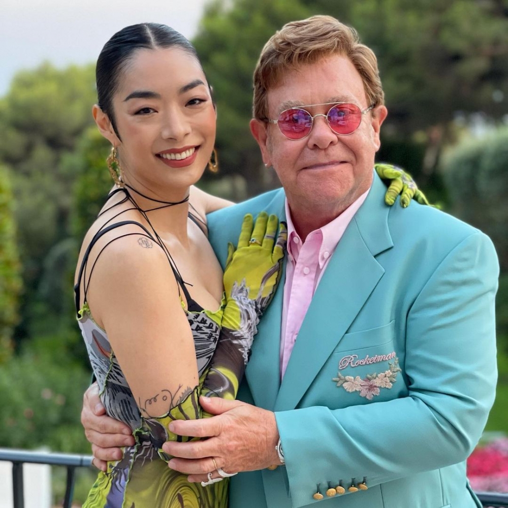 她與Elton John合作的歌曲《Chosen Family》。