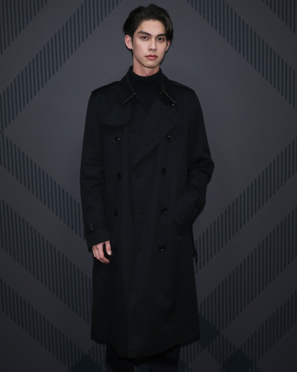 Bright一身帥氣的全黑Burberry雙排扣風衣