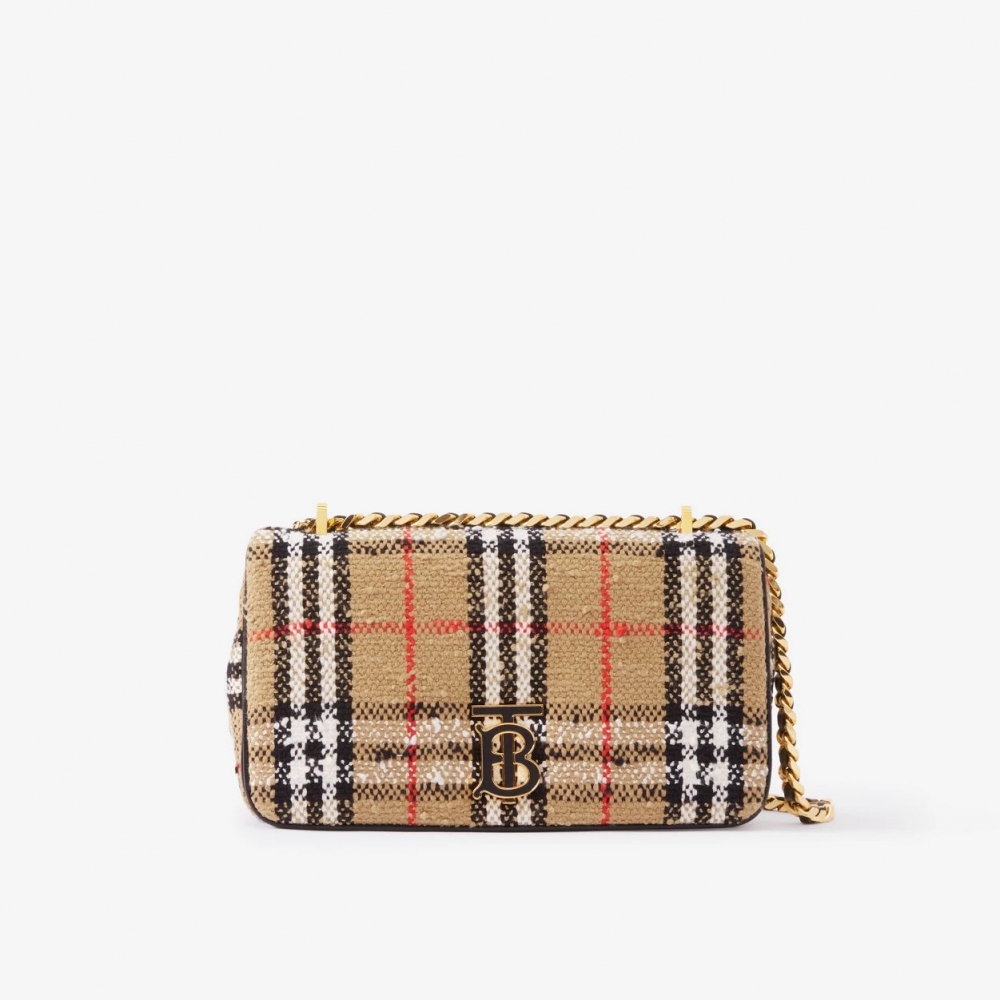 這次她揹上的Vintage Check Bouclé Small Lola Bag。