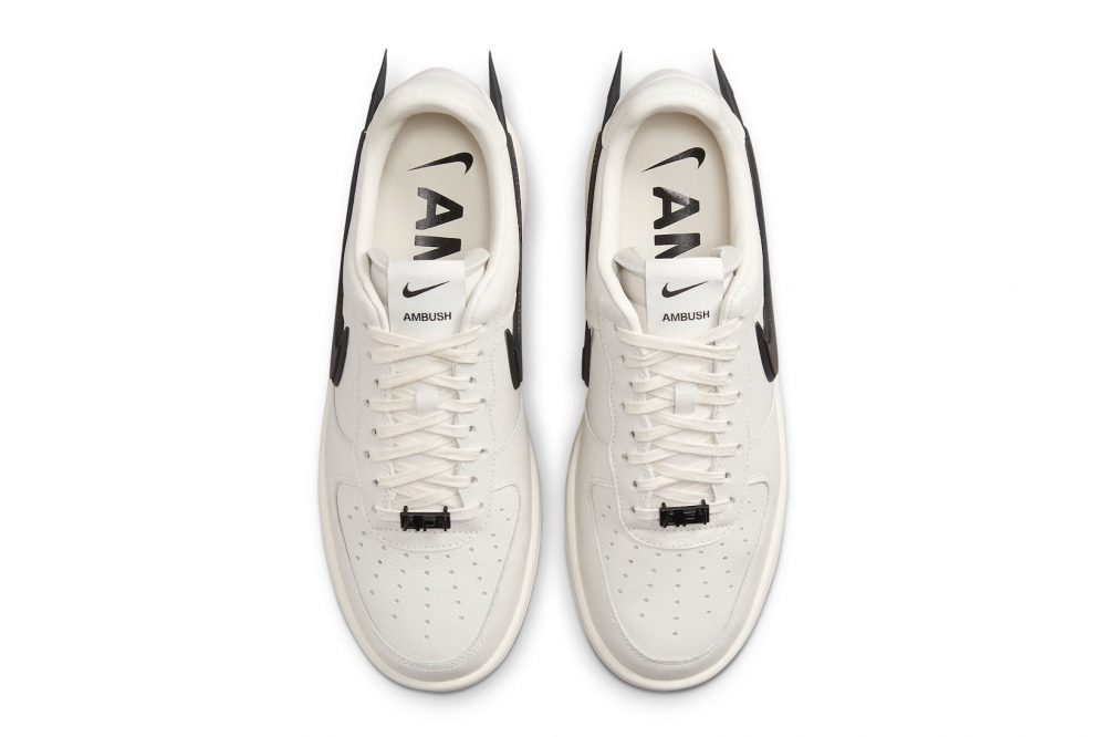 鞋墊也是Nike、AMBUSH標誌